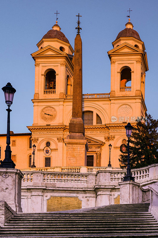 夕阳照亮了Trinità dei Monti教堂和罗马的西班牙台阶